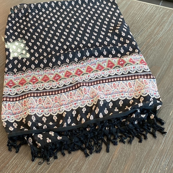 Maurices ladies beautiful wrap in size small with gorgeous print and fringe. - Picture 6 of 8